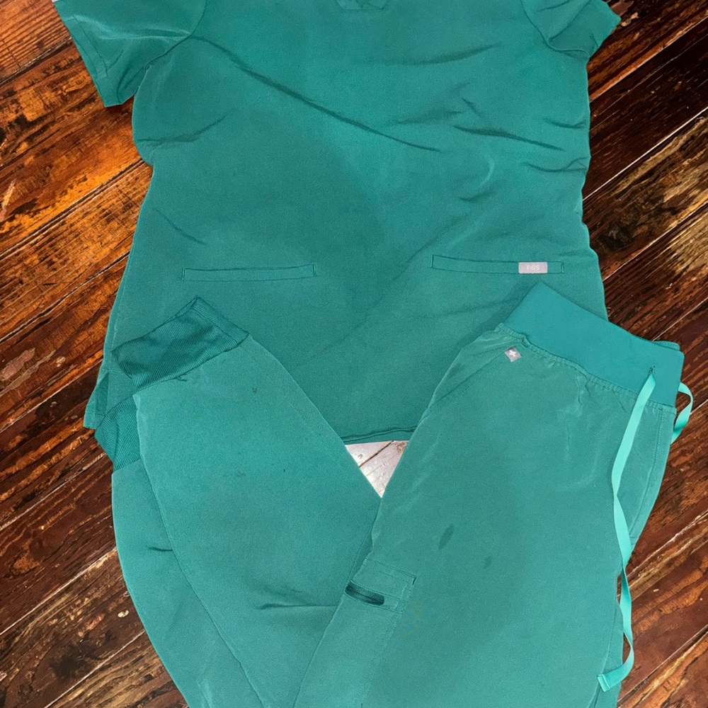 HUNTER GREEN FIGS SCRUB SET